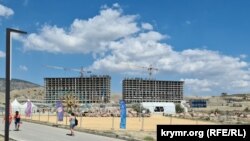 Строительство многоэтажных зданий в бухте Капсель под Судаком, сентябрь 2023 года
