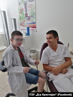 Стоматологот д-р Кристијан Ристовски и негов пациент
