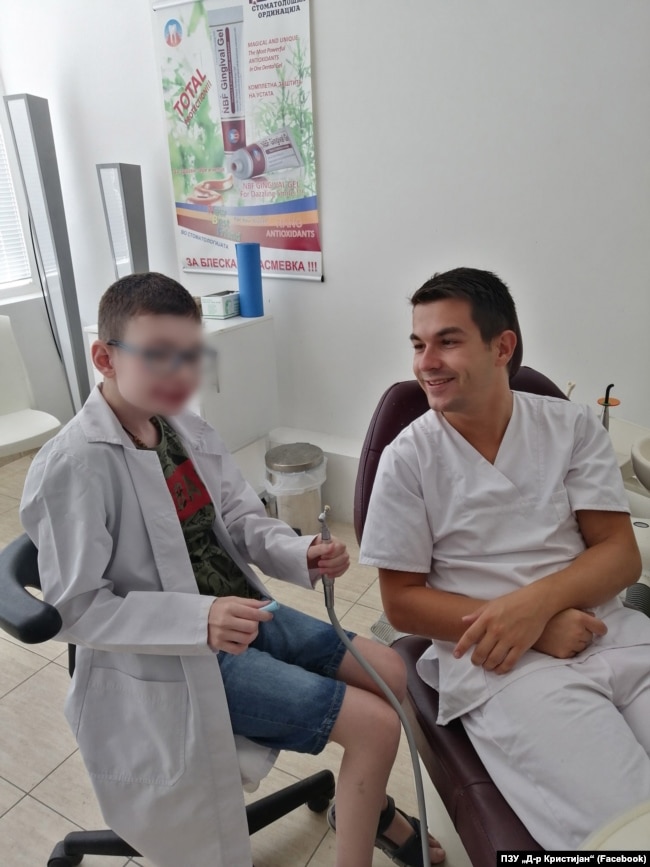 Стоматологот д-р Кристијан Ристовски и негов пациент