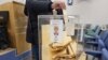 Na biračkom mestu u Valjevu, na zapadu Srbije, tokom izbornog dana 17. decembra 2023. 