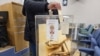 Glasanje na biračkom mestu u Valjevu, u centralnoj Srbiji 17. decembar 2023. - Ilustrativna fotografija