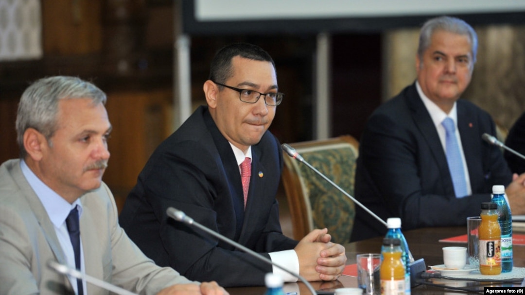 Liviu Dragnea (stânga) conducea PSD când s-a înregistrat premiera demiterii unui prim-ministru (S. Grindeanu) prin moțiune de cenzură depusă de propriul partid. Guvernul Ponta și-a asumat răspunderea de trei ori, Guvernul Năstase de patru ori. Fotografie din mai 2012