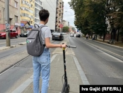 Prolaznica u Beogradu sa trotinetom