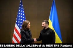 Zëvendëspresidentja e SHBA-së, Kamala Harris, përshëndet Zelenskyn teksa takohen për një bisedë dypalëshe gjatë Samitit global për Paqen në Ukrainë, në Zvicër më 15 qershor.