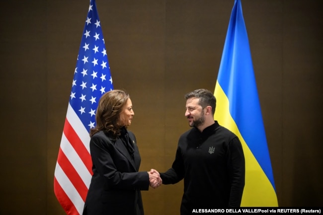 Zëvendëspresidentja e SHBA-së, Kamala Harris, përshëndet Zelenskyn teksa takohen për një bisedë dypalëshe gjatë Samitit global për Paqen në Ukrainë, në Zvicër më 15 qershor.