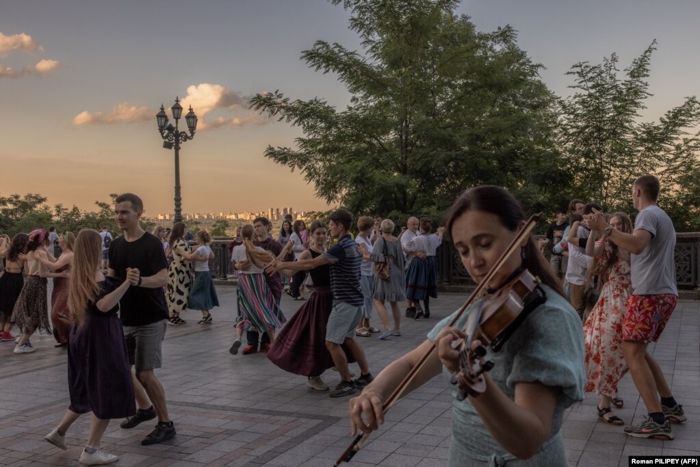 Musica e danze popolari ucraine sulla collina di San Volodymyr nel centro di Kiev durante l'invasione dell'Ucraina da parte della Russia.