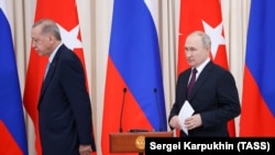 Президент РФ Владимир Путин и президент Турции Реджеп Тайип Эрдоган (справа налево) во время пресс-конференции по итогам встречи