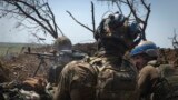 Украинские солдаты на своих позициях на передовой в Запорожской области