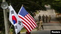 Južnokorejska i američka zastava u Yonginu, Južna Koreja, 23. augusta 2016. 