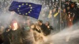 Протестиращите срещу закона за &quot;чуждите агенти&quot; видяха в него опит страната да бъде отдалечена от пътя на интеграция в ЕС и НАТО и върната в орбитата на влияние на Русия.<br />
Брюксел излезе с позиция, че приетият закон е &quot;несъвместим с ценностите и стандартите на ЕС&quot;.
