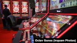 Sălile cu aparate de jocuri de noroc din localitățile cu mai puțin de 15.000 de locuitori vor fi interzise, după ce legea aprobată de Parlament a fost promulgată de președintele României.