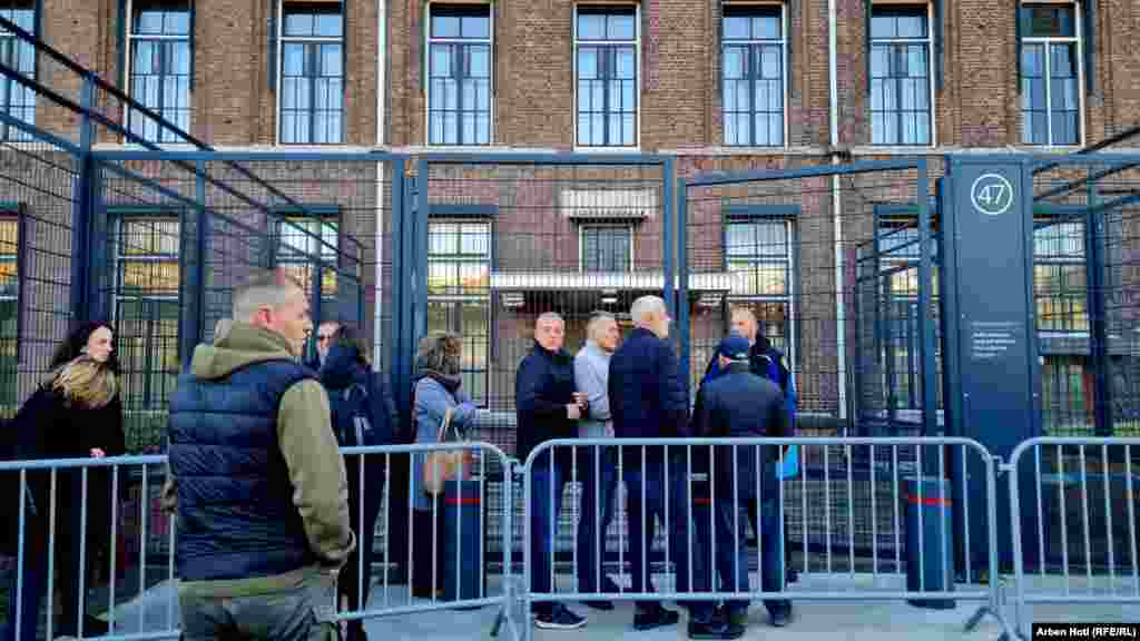 Qysh para nisjes së gjykimit ndaj ish-krerëve të UÇK-së në Hagë të Holandës, disa qytetarë janë parë para ndërtesës së Gjykatës Speciale.