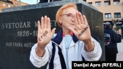 Protestna akcija "26 minuta ćutanja za 26 ubijenih žena". Demonstrantkinja pokazuje dlanove na kojima piše "Stop femicidu", Novi Sad, 16. oktobra 2023.