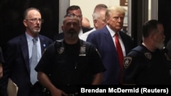 Donald Trump, intrând în sala de judecată a Tribunalului din Manhattan, New York, pe 4 aprilie 2023.