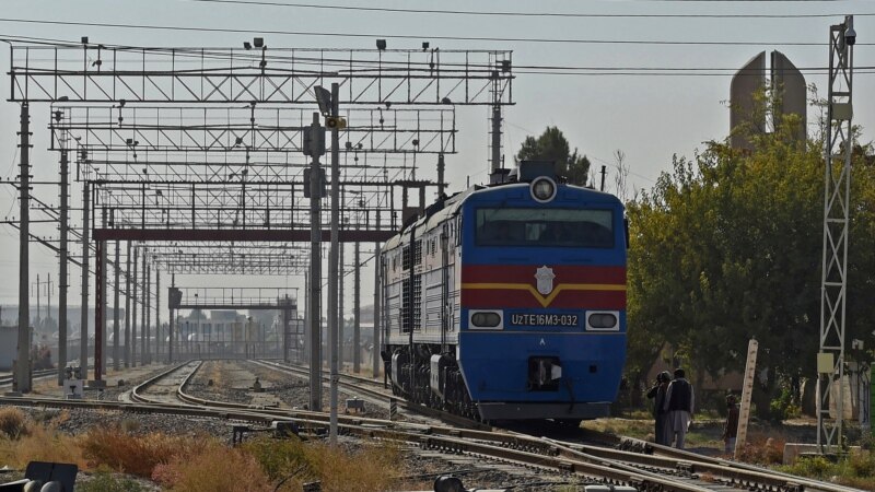 В Узбекистане пять членов семьи погибли при наезде поезда на автомобиль 