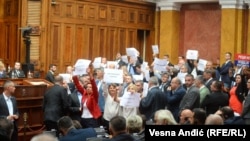 Дел од опозицијата со транспаренти и свирежи ја блокира работата на српското собрание, 5 септември 2023 година
