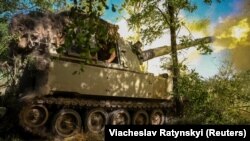 Українські військовослужбовці ведуть вогонь із самохідної гаубиці М109 по російських позиціях на Донеччині, 7 серпня 2023 року