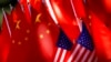 Flamuj të Kinës dhe SHBA-së. Fotografi ilustruese. 