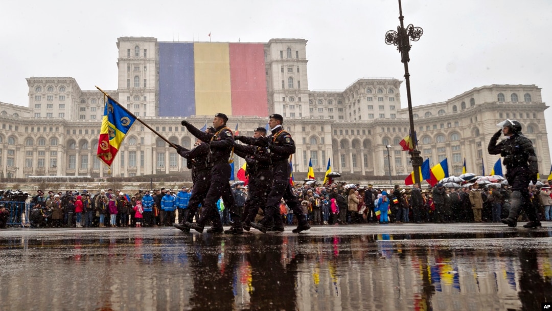 Militari activi defilează în fața Parlamentului (imagine de arhivă).