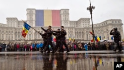 Militari activi defilează în fața Parlamentului (imagine de arhivă).