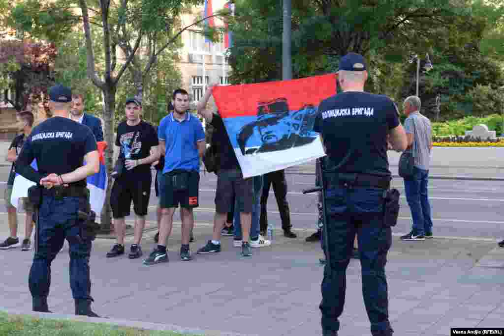 Komemorativni skup se odvijao uz pojačano prisustvo policije, koja nije dozvolila grupi od dvadesetak desničara da priđu parku ispred Predsedništva Srbije. Neki od njih nosili su majice i zastave sa likom Ratka Mladića, generala Vojske Republike Srpske koji je pred međunarodnim tribunalom u Hagu osuđen na doživotnu kaznu zatvora za genocid u Srebrenici i druge ratne zločine.&nbsp;