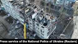 Пошкоджений російськими ударами будинок у Мирнограді на Донеччині, архівне фото