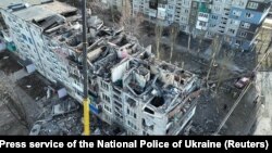 Поврежденные российской ракетой дом в Мирнограде Донецкой области, 13 марта 2024 года (фото Национальной полиции)