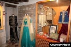 Праздничная еврейская женская одежда. Сефардский музей в Кордове.