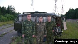 Алексей Ворожцов с сослуживцами (крайний слева)