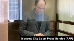 Vladimir Kara-Murza at his sentencing in Moscow on April 17. 