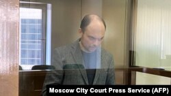 Vladimir Kara-Murza orosz ellenzéki hallgatja ítélete kihirdetését a moszkvai városi bíróságon. Huszonöt év börtönt kapott hamis információk terjesztéséért, mert kritizálta az Ukrajna elleni orosz inváziót