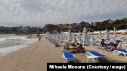 Turiștii de pe plaja din Sozopol, la 35 de kilometri sud de Burgas, nu au avut voie să se apropie de apa mării cât timp a fost arborat steagul roșu.