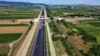 Odată cu finalizarea lotului de 13,5 km de pe autostrada Transilvania dintre Suplacu de Barcău (Bihor) și Nușfalău (Sălaj), România depășește borna de 1.000 de kilometri de drumuri rapide. Bucata de autostradă urma să fie gata în primăvară, dar noul termen e luna septembrie.