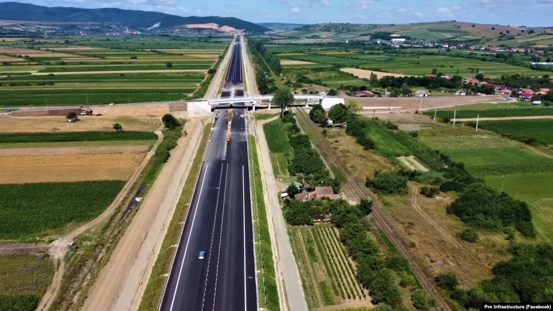 Odată cu finalizarea lotului de 13,5 km de pe autostrada Transilvania dintre Suplacu de Barcău (Bihor) și Nușfalău (Sălaj), România depășește borna de 1.000 de kilometri de drumuri rapide. Bucata de autostradă urma să fie gata în primăvară, dar noul termen e luna septembrie.