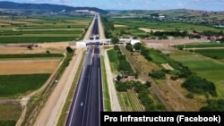 Odată cu finalizarea lotului de 13,5 km de pe autostrada Transilvania dintre Suplacu de Barcău (Bihor) și Nușfalău (Sălaj), România depășește borna de 1.000 de kilometri de drumuri rapide. Bucata de autostradă urma să fie gata în primăvară, dar noul termen e luna septembrie.