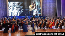Американская певица Кейт Баас в сопровождении солистов Государственного хора Туркменистана. Ашхабад, 10 февраля, 2023 