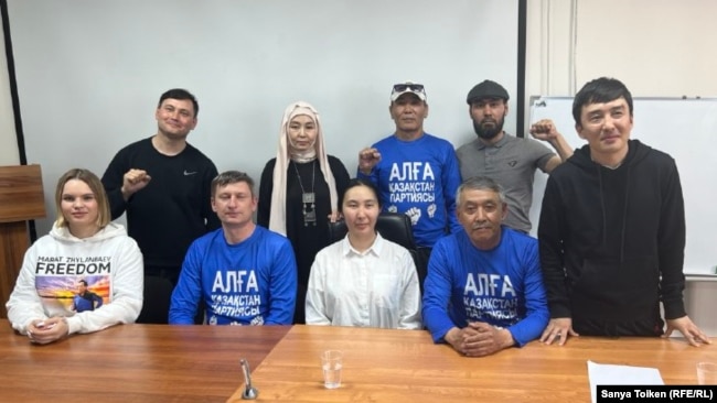 Представители незарегистрированной оппозиционной партии «Алға Қазақстан» проводят пресс-конференцию в Астане. 13 апреля 2024 года