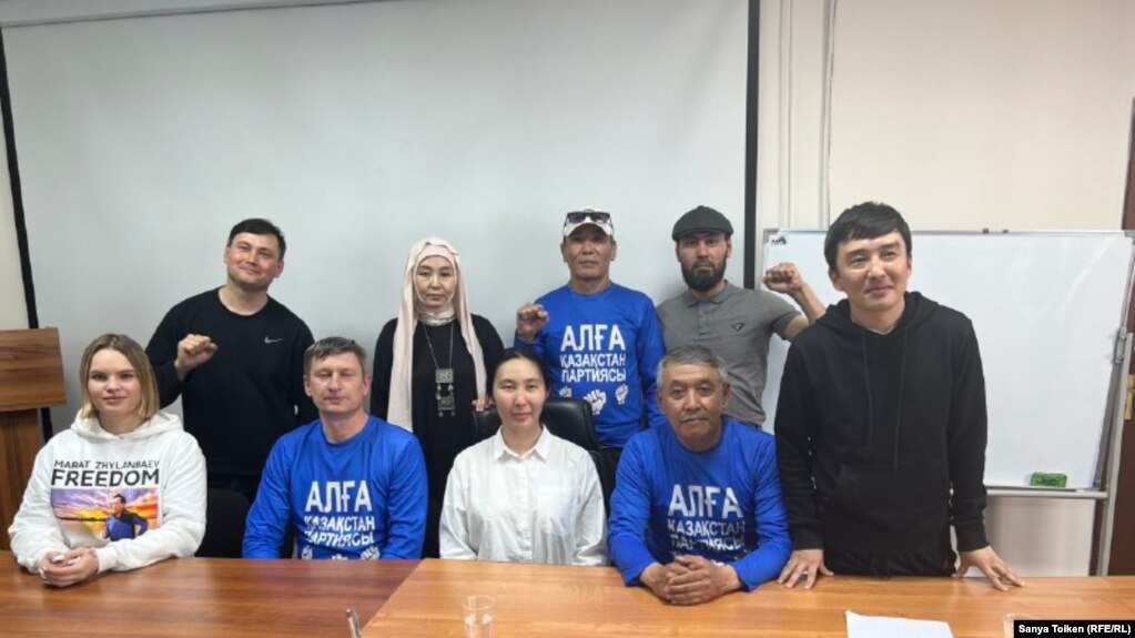 Активисты незарегистрированной оппозиционной партии «Алға, Қазақстан». Астана, 13 апреля 2024 года