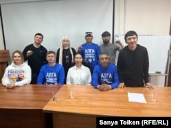 Тіркелмеген "Алға, Қазақстан" оппозициялық ұйымының өкілдері Астанада баспасөз мәслихатын өткізіп отыр. 13 сәуір 2024 жыл.