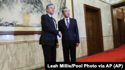 După întâlnirea de duminică cu ministrul chinez de Externe, Qin Gang, șeful diplomației americane Antony Blinken (stânga) s-a văzut luni, la Beijing, cu adevăratul lider al politicii externe chineze - Wang Yi (dreapta).