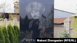 "Ала-Арча" көрүстөнүндө Азиз Мурадилаевге коюлган эстелик. 2024-жылдын 13-апрели.