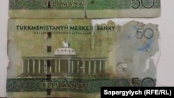 Türkmenabadyň bankomatlarynyň berýän 'ýarawsyz' manatlary