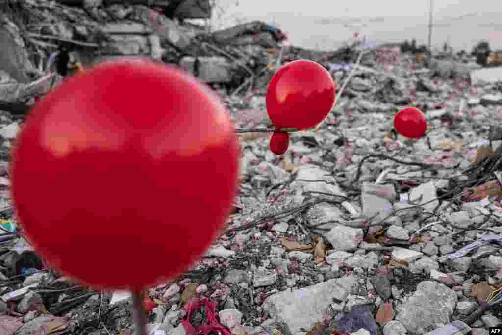 Dhjetëra balona janë varur nëpër mbeturinat e ndërtesave të shembura nga tërmeti në qytetin Antakia. Autori i veprës, Ogun Sever Okur, thotë se ato janë &nbsp;&quot;lodrat e fundit&quot; si dhuratë për fëmijët që vdiqën nga tërmeti. &nbsp;