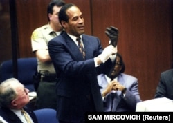 O. Džej Simson navlači kožnu rukavicu za koju su tužioci rekli da je nosio u noći ubistva, 15. jun 1995.