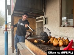 Гуломжон Турсунбетов готовит самсу