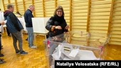 Голосування на одній з виборчих дільниць Варшави 15 жовтня 2023 року