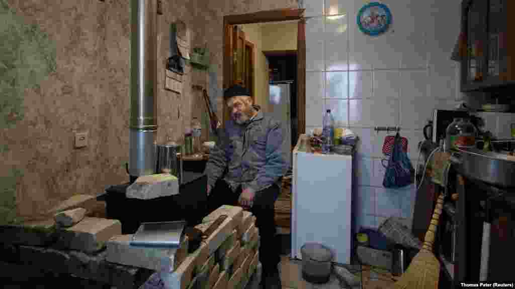 &bdquo;Nincs gáz, áram pedig hol van, hol nincs&rdquo;&nbsp;&ndash; mondta a 63 éves Hennagyij Bacak a konyhájában, a kis fatüzelésű kályha mellett ülve, amely most egyetlen fűtési forrása. A helyiek azért üzemelték be a kályhákat, hogy segítsenek túlélni a zord telet, miután a térségben zajló harcok tönkretették a város gáz-, fűtés- és vízellátását