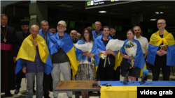 Rusiye esirliginden azat etilgen Ukrayına vatandaşları. Kyiv, 2024 senesi iyünniñ 28-i