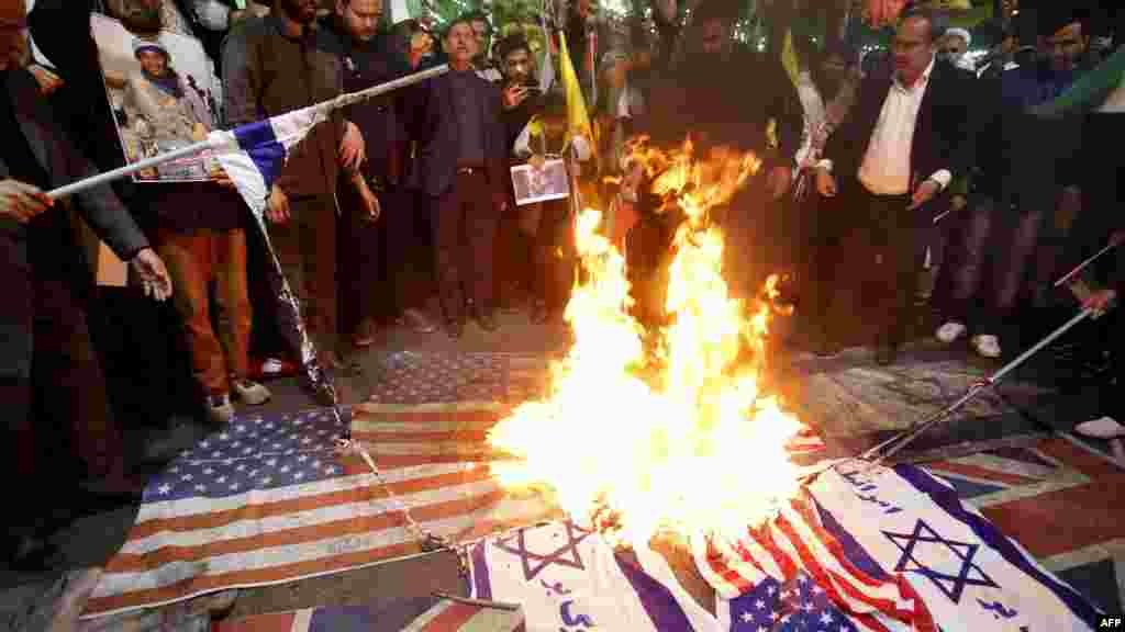 Irániak izraeli és amerikai zászlókat égetnek egy tüntetésen Teheránban, 2024. április 1-jén.&nbsp;Irán ENSZ-képviselete a csapást &quot;az ENSZ alapokmányának, a nemzetközi jognak, valamint a diplomáciai és konzuli helyiségek sérthetetlenségi alapelvének kirívó megsértéseként&quot; jellemezte &nbsp;