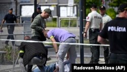 A rendőrség Nyitrabányán letartóztatja Robert Fico merénylőjét, a 71 éves Juraj Cintulát 2024. május 15-én